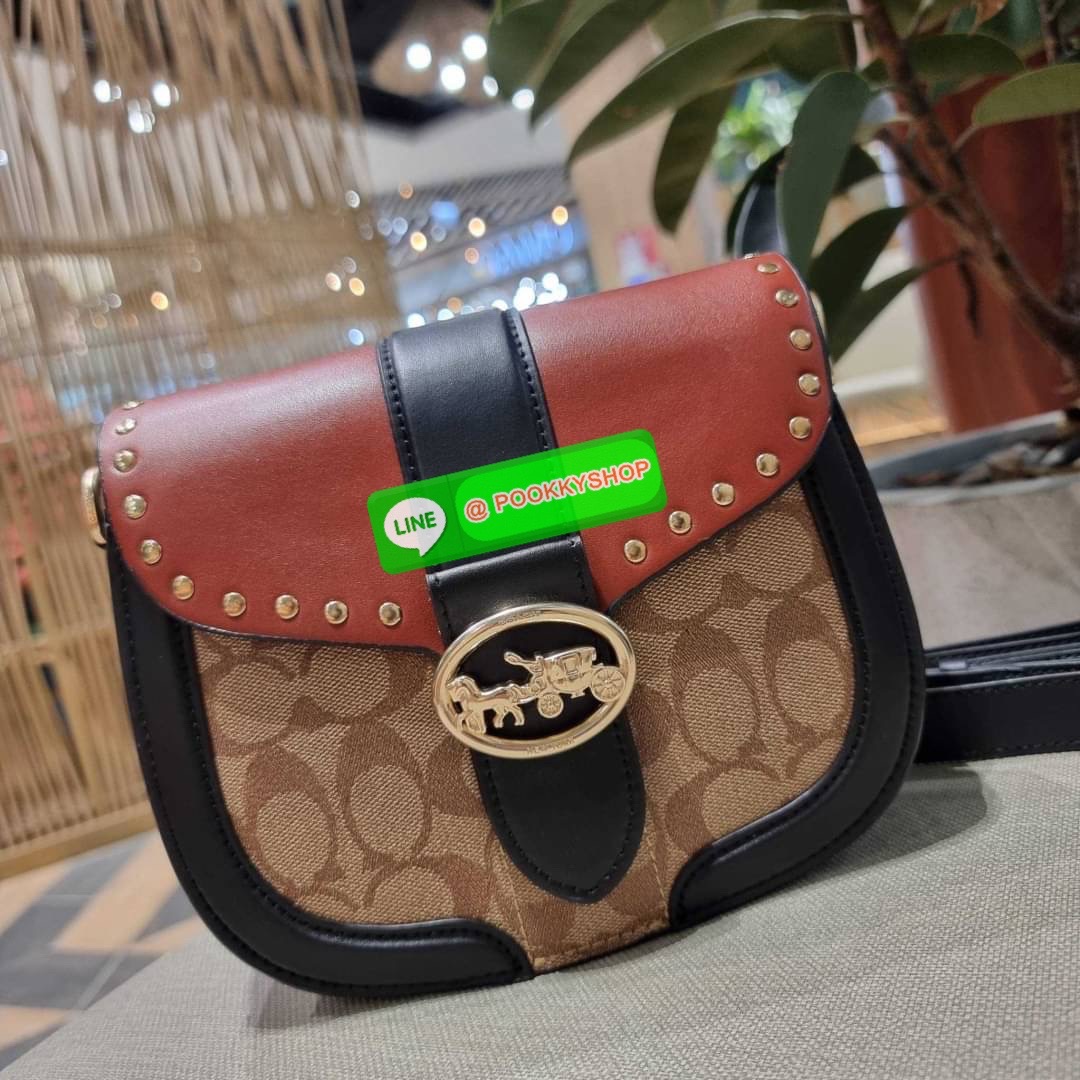 COACH C3593 GEORGIE SADDLE BAG IN COLORBLOCK SIGNATURE CANVAS WITH RIVETS ยกระดับความหรูให้กับตัวเองกันหน่อย ด้วยกระเป๋ารุ่นนี้!! ครอสบอดี้ที่ดีไซน์หรู อัพเลเวล ในราคาที่จับต้องได้ วัสดุหนังแคนวาสเคลือบสลับหนังเรียบ พิเศษไปอีกตกแต่งขอบด้วยหมุด เพิ่มดีเทลก