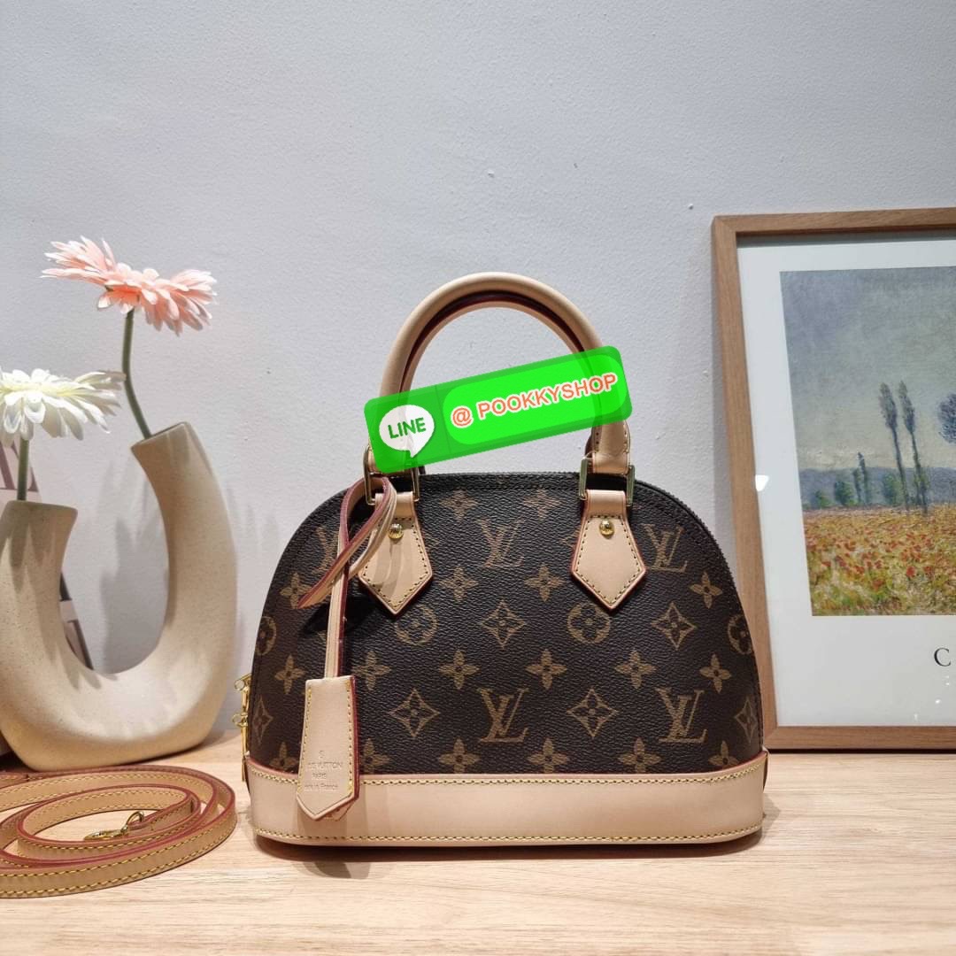 HOT ITEM!! LV Alma bag กระเป๋าทรงโดมสุดฮิต ที่สาวๆตามหา สวยสะพายขับผิว อัพลุคไฮน์ที่สุด ขนาดกำลังดี วัสดุหนังแคนวาส สลับหนัง cowhide เรียบ ดูหรู หูจับในตัวทำให้ใช้งานได้สะดวก และมีสายครอสสะพายข้างให้ เปิด-ปิดด้วยซิป มีกุญแจล็อคได้ ภายในโล่งกว้าง ใส่ของสำค