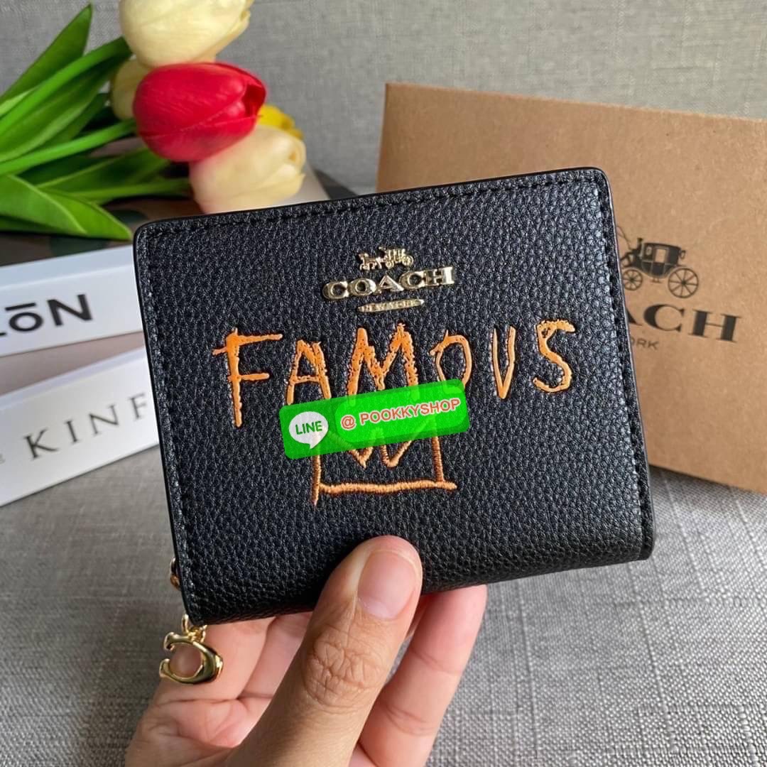 COACH X JEAN MICHEL BASQUIAT SNAP WALLET (COACH C5614) 🛍กระเป๋าสตางค์ใบเล็ก พกพาสะดวก วัสดุหนังแท้ ทนทาน เปิด-ปิดด้วยกระดุม ภายในมีช่องใส่บัตร ใส่ธนบัตรได้ทุกชนิด พร้อมช่องซิปแยกใส่เหรียญคะ