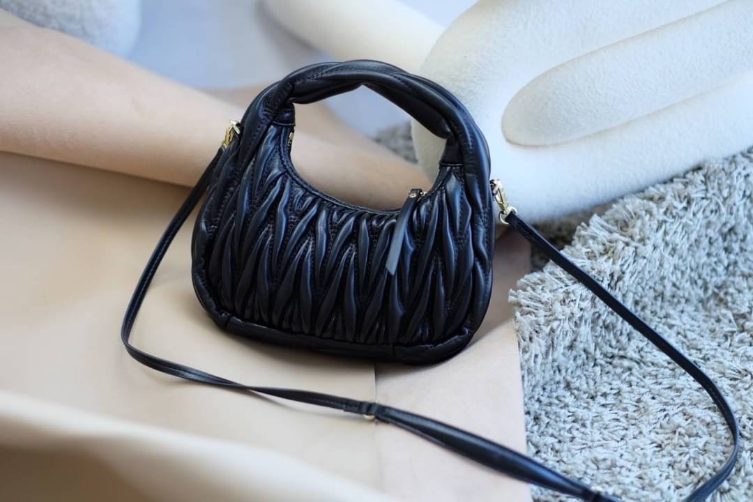 (N)(E)(W) MIU MIU ทรงนี้ฮิตมาก ดาราเซเลปใช้กันเยอะมาก ทรงสวยงานตัดเย็บอย่างดี มีสายสะพายยาว ใส่โทรศัพท์ได้สบายๆ เหลือที่ใส่ของอีกเยอะ มาพร้อมส่ง 4 สี สวยทุกสี