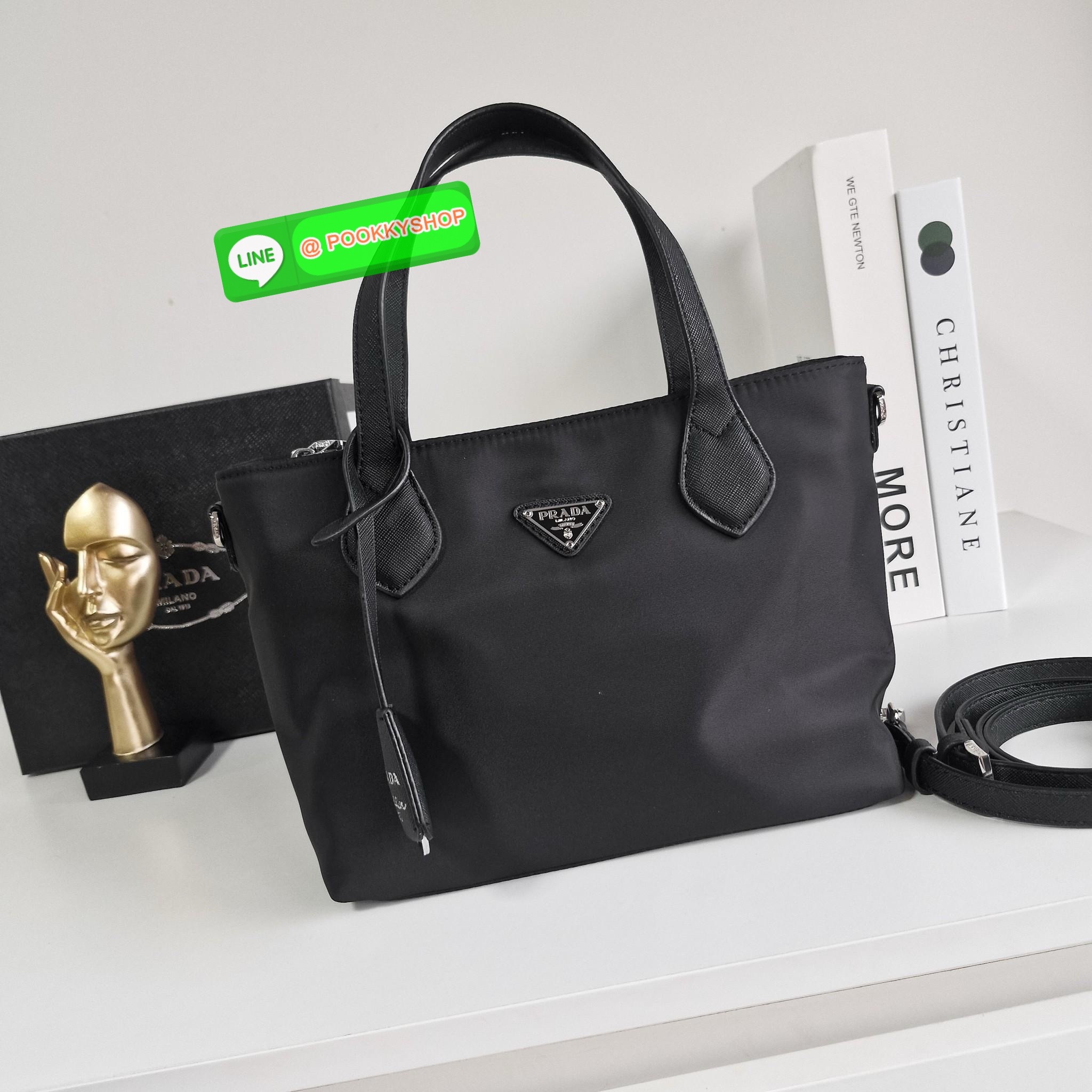 NEW ARRIVIAL กระเป๋าผ้าไนล่อน ทรงHandbag ขนาดกำลังดีมินิน่ารักมากค่า จากแบรนด์ PRADA เปิดปิดด้วยซิป ด้านในมีช่องซิปและช่องแยก แบ่งเป็นสัดส่วน ใส่กปต.ยาว เครื่องสำอางค์ ได้สบายค้า เหมาะกับการถือเป็น everyday look สุดๆ และยังมาพร้อมสายยาว Crossbodyได้อีกด้ว