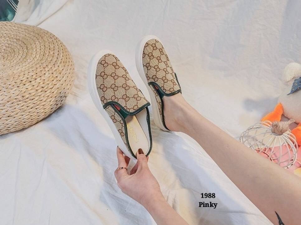 พร้อมส่ง ผ้าใบเปิดส้น 1988 งานนำเข้าน่ารักสุดๆ พื้น pu นิ่ม ด้านล่างเกาะพื้นได้ดี ตัวรองเท้าสีทองขึ้นเงา โดดเด่น ใส่สบายได้ทุกโอกาส สวยเฉียบไม่ซ้ำใคร