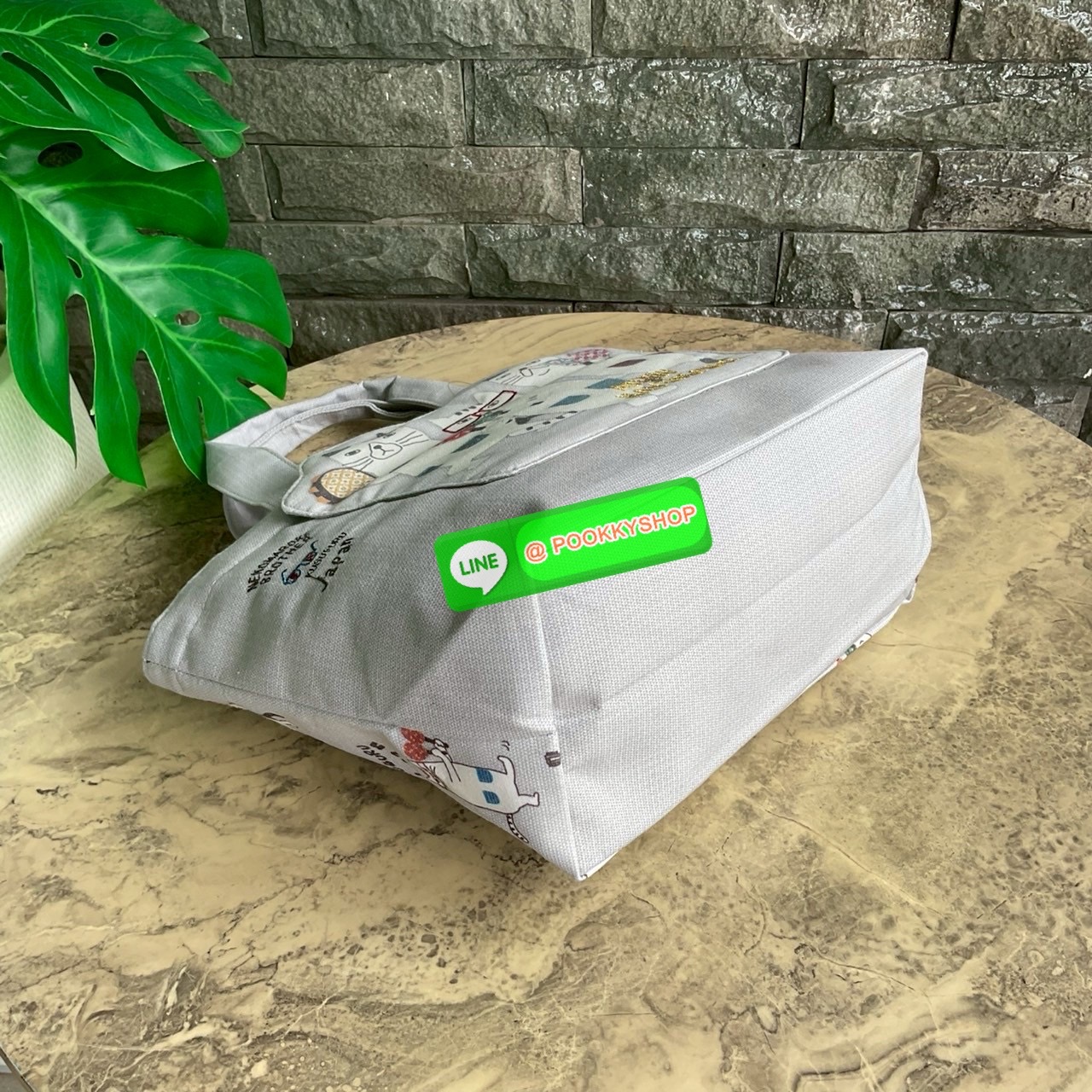 กระเป๋าถือ คล้องแขน ทรงโท้ทสุดเก๋และน่ารัก Nekomaruke Hamipoke Bag จาก Kusguru Japan กระเป๋าโท้ทสุดน่ารักใบนี้เหมาะสำหรับผู้หญิง และเป็นไอเทมใหม่ในคอลเลกชันฤดูใบไม้ผลิ/ฤดูร้อน 2025