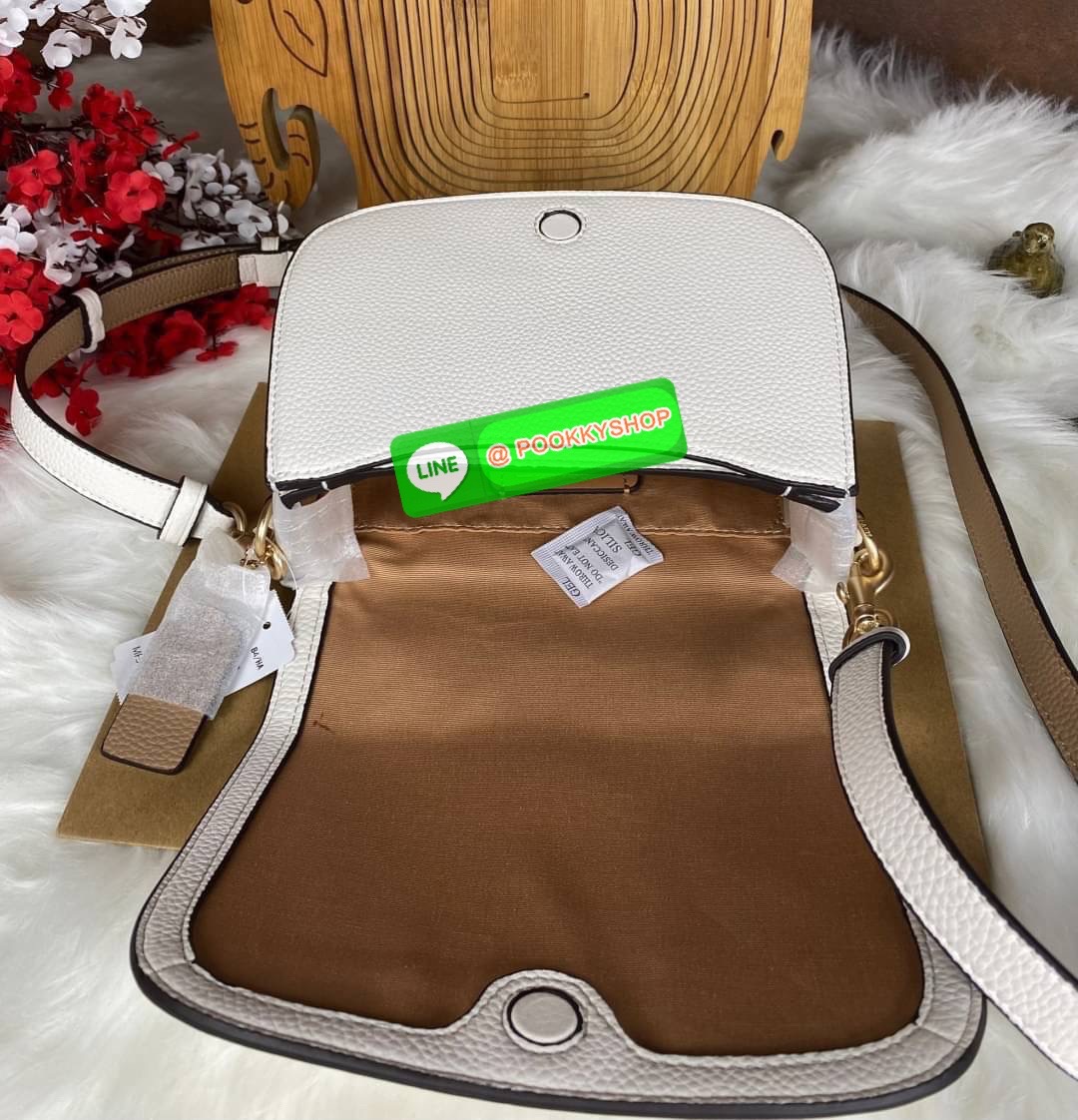 CoachSADDLE BAG WITH HORSE AND CARRIAGE (COACH C4058) หนังกรวดละเอียดภายในกระเป๋ามัลติฟังก์ชั่น กระดุมแม่เหล็ก ซับในผ้านอกกระเป๋าเปิด สายสะพายถอดได้ สายสะพายยาว 22" สำหรับสะพายไหล่หรือ crossbody