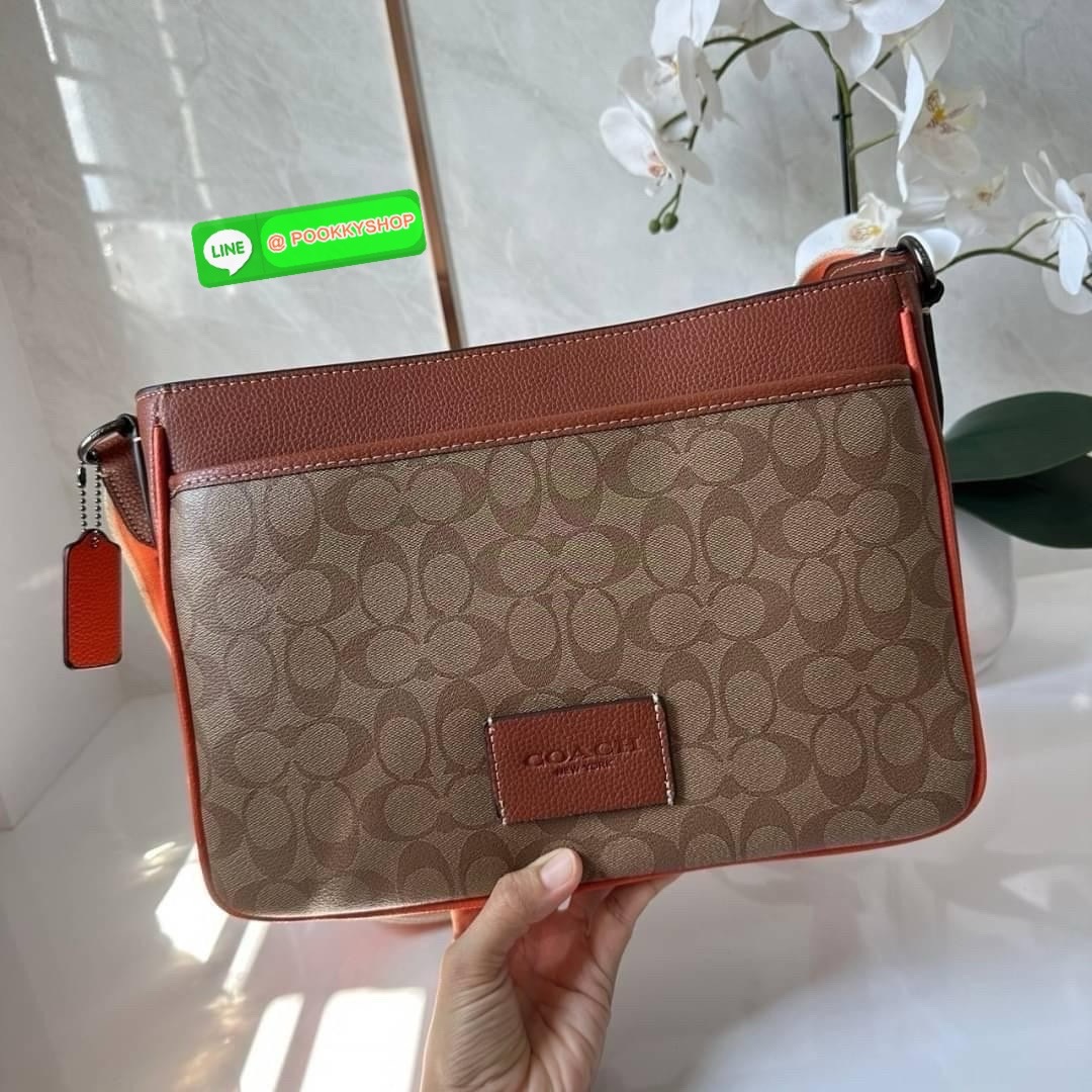 COACH DISTRICT CROSSBODY IN SIGNATURE CANVAS CH078 🔖กระเป๋าสะพายคอสบอดี้ทรงสีเหลี่ยม 🔖วัสดุ : canvas, ตัดขอบหนัง pebble leather 🔖 เปิด-ปิดแบบซิป ด้านในมีช่องซิปและช่องอเนกประสงค์ ปิดด้วยซิปด้านบน ซับในผ้า มีช่องซิปและช่องเก็บของด้า