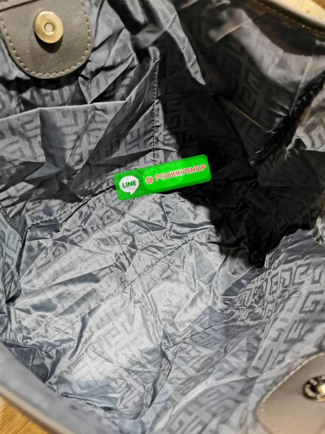 Best Seller! Givenchy Black Soft Leather Shoulder Handbags (Limited edition) กระเป๋าถือหรือสะพายพรีเมี่ยมของเเท้จาก "Givenchy Perfume Counter" วัสดุหนังนิ่มเรียบสีดำด้านหน้าปั้มโลโก้แบรนด์ GV ภายใน Polyester 100% สีดำสกรีนโลโก้สวยดูดี เปิดปิดด้ว