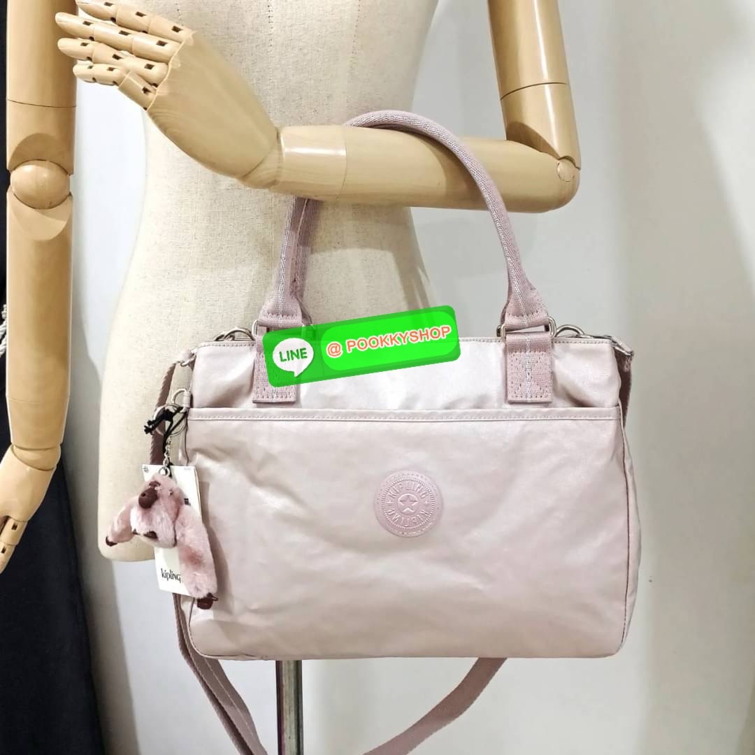 KIPLING Caralisa bag กระเป๋าถือหรือสะพาย วัสดุ Polyester เคลือบผิวกันน้ำ รุ่นใหม่จสก kipling เหมาะสำหรับวันทำงาน หรือ ใช้สะพายในชีวิตประจำวัน สามารถใส่กระดาษ A4 หรือ Ipad /Tablet ได้ถึง 11 นิ้ว