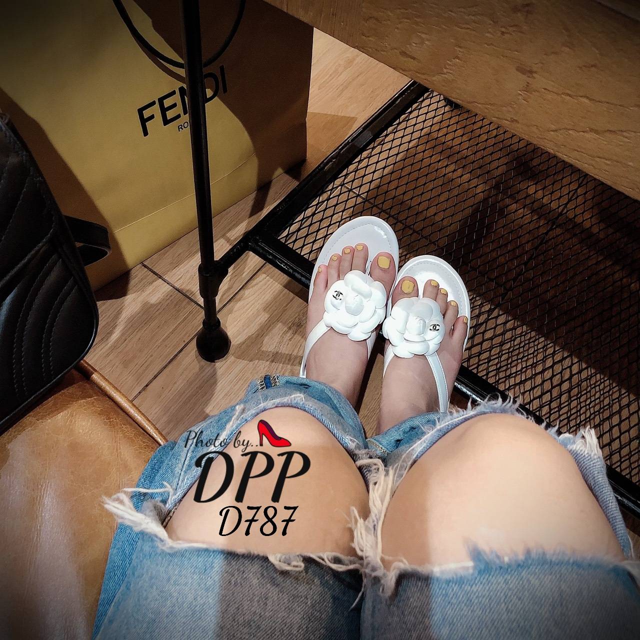 D878 พร้อมส่ง ของเข้าใหม่วันนี้ คะ Chanel sandal ดอกคาเมเลีย ชนช้อป ปักchanel ที่พื้นตามแบบแท้ สวยมาก คอนเลคชั่นนี้ จะออกโทนขาวตามแบรนแท้ ชอบสั่งได้เลย งานสวยมาก