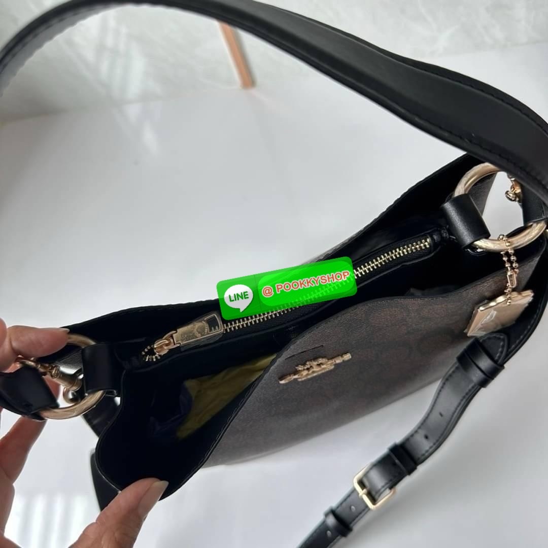 COACH TOWN BUCKET BAG IN SIGNATURE CANVAS (COACH 91512) 🔖 กระเป๋าสะพาย/ถือบัคเกต รุ่นคลาสสิคตลอดกาลไม่เอ้าท์ 🔖วัสดุ: แคนวาส ตัดหนังแท้ 🔖เปิด-ปิด กระเป๋าด้วยกระดุมแม่เหล็ก ภายในช่องโล่ง มีช่องซิปแบ่งตรงกลาง แยกเก็บของได้อย่างเป็นสัด