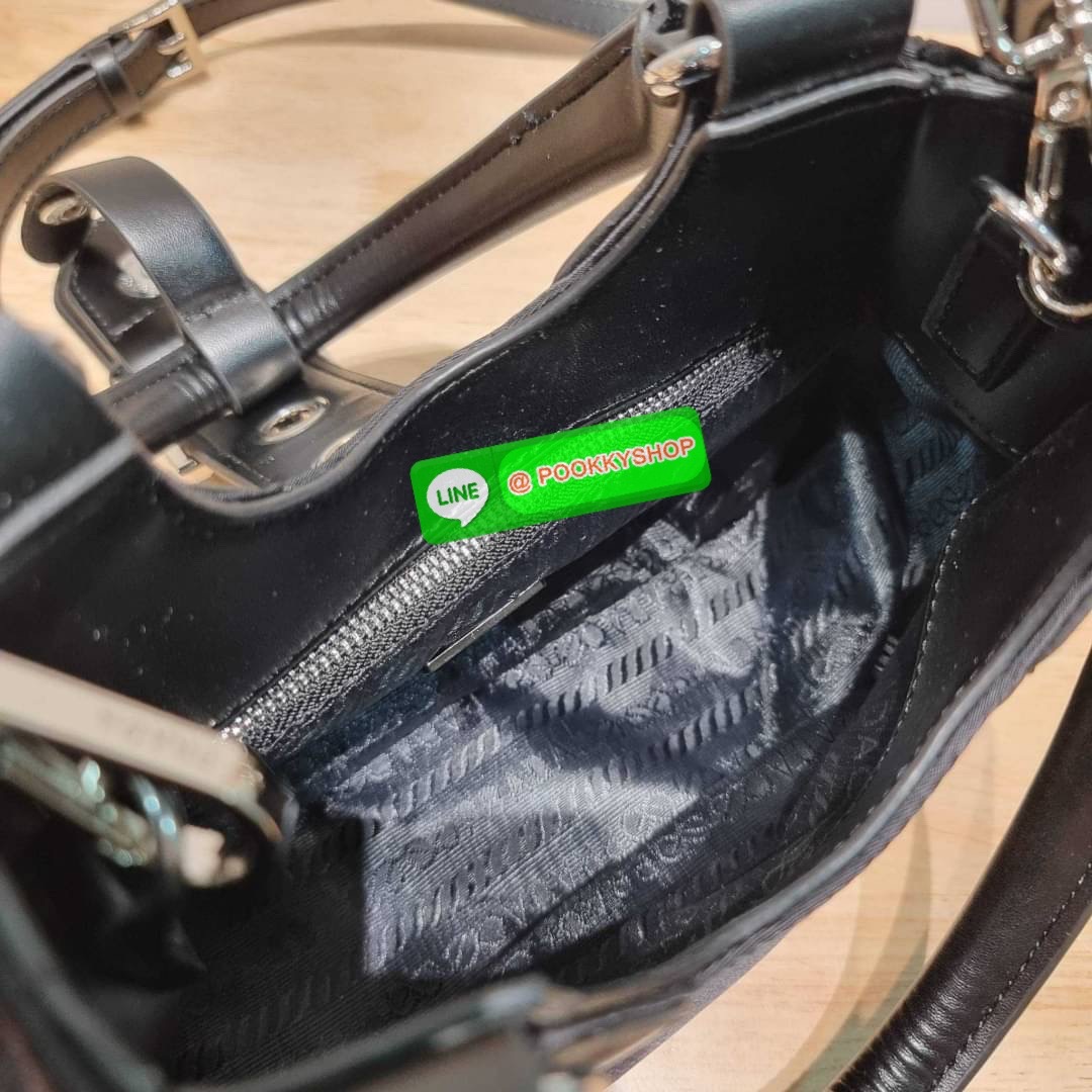 PRADA RE-NYLON AND LEATHER MOON PADDED BAG ใหม่ล่าสุด กับคอลที่ใครๆเห็นก็ต้องรัก ขนาดกำลังน่ารัก ดีไซน์สวยดุ และยังดูแพงได้อีก ด้วยวัสดุที่มีคุณภาพอย่างไนล่อนตัดสลับด้วยหนัง nappa หูสะพายมีสายรัดได้ ภายในโล่ง มีช่องซิป มาพร้อมสายสะพาย ปรับได้ตามต้องการ อี