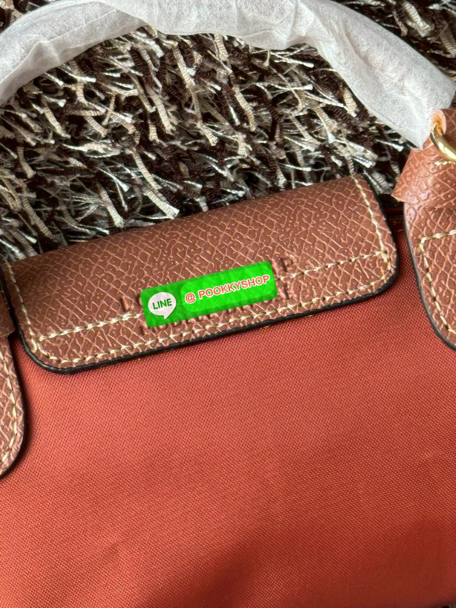 LONGCHAMP LE PLIAGE ORIGINAL X Labubu Pouch with handle เป็นการร่วมงานกัระหว่างแบรนด์ และยังกระเป๋าถือขนาดมินิทรงpouch ที่ด้านหน้ามีลวดลายน้องลาบูบู้ในแบบต่างๆ เปิดปิดระบบสองชั้น ได้ว่าของด้านในมีความปลอดภัย เหมาะอย่างยิ่งสำหรับสาวๆที่ชอบกระเป๋าขนาดมินิไซ