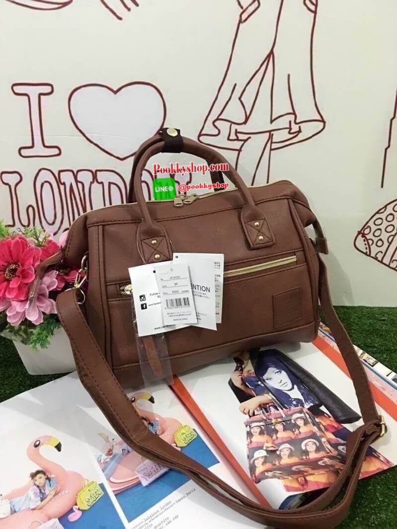Anello polyester 2 way mini boston bag จากแบรนด์ดังในประเทศญี่ปุ่น กระเป๋าสไตล์คลาสสิค มีโครงปากกระเป๋ากว้างเป็นสัญลักษณ์ วัสดุหนังpu กันน้ำได้ ภายในมีช่องใหญ่และช่องเล็กด้านข้าง2ช่อง เปิดปิดด้วยซิปคู่ มีตัวล้อคที่หูจับ ด้านหน้ามีช่องซิปเล็กใช้งานได้จริง