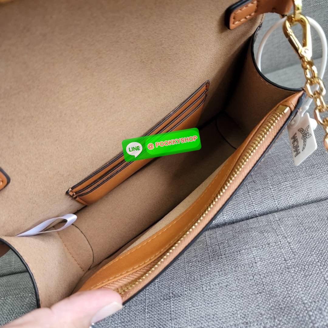 MCM Gretl Cossbody in visetos กระเป๋า Gretl กระทัดรัด ไอเทมใหม่ สุดฮิต ที่สาวๆต้องมีคะ วัสดุหนังแคนวาส ตัดหนังแท้ มาพร้อมสายสะพายโซ่อะไหล่สลับหนัง ข้างช่องโล่งสามารถใส่มือถือ iPhone Pro max ได้เหมาะสำหรับสะพายเที่ยวชิวๆในวันหยุดพักสบายๆ สีน้ำตาลคอนยัคทีแม