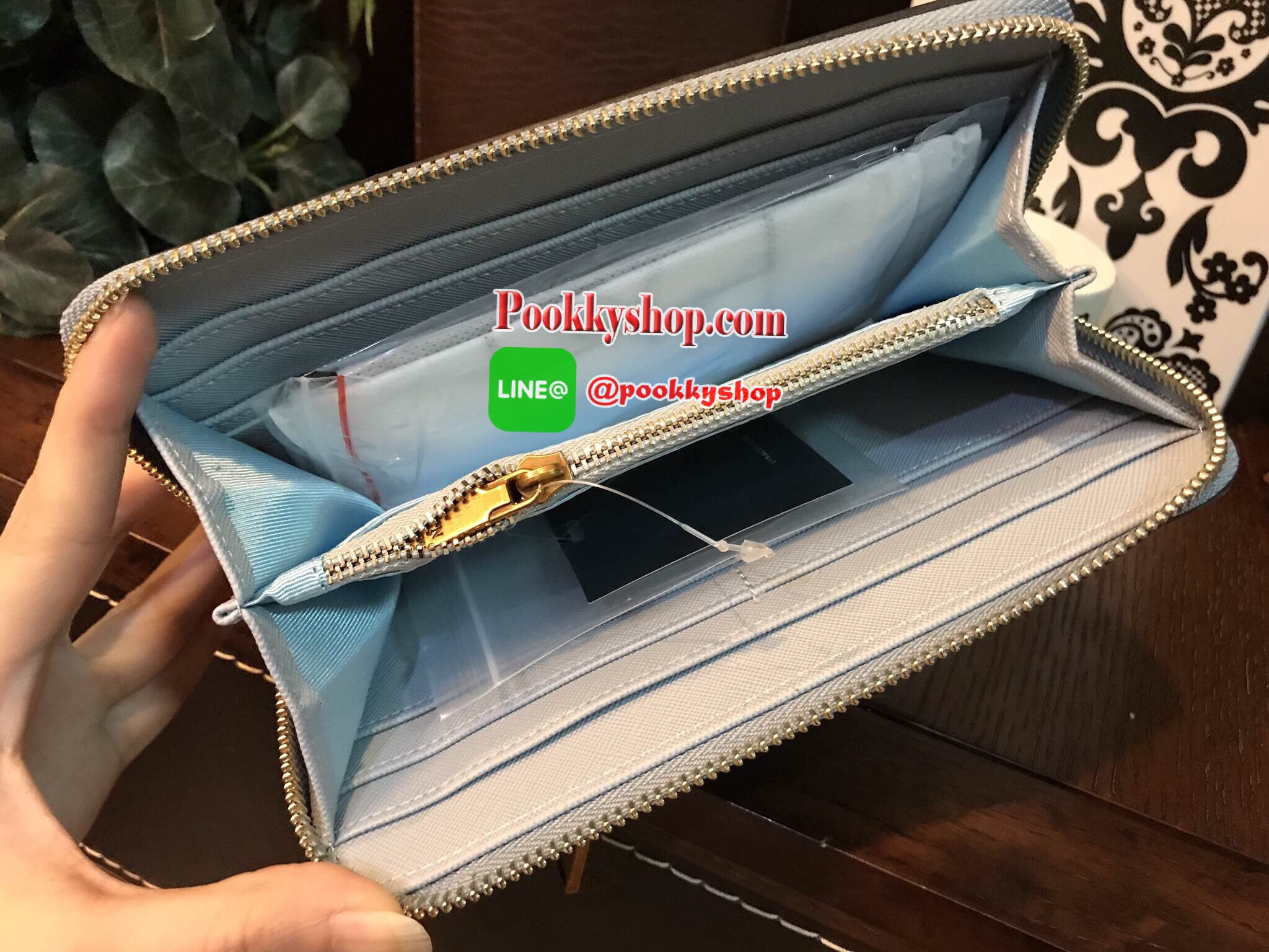 LYN Long Wallet กระเป๋าสตางค์ใบยาวซิปรอบรุ่นใหม่ล่าสุดวัสดุหนัง Saffiano สวยหรูสไตล์ PRADA ด้านหน้ามีโลโก้และช่องซิปใช้งานได้จริง ภายในมีช่องซิปสำหรับใส่เหรียญ, มือถือ iphone และช่องใส่บัตรหลายช่อง หัวซิปปั้มโลโก้แบรนด์ มาพร้อมป้าย Tag เเละถุงผ้ากันฝุ่น L