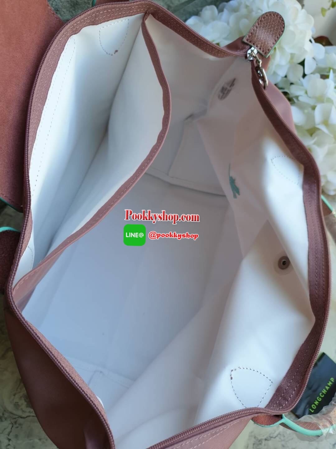 Longchamp Le Pliage Club Tote Bag Size L หูยาว วัสดุเนื้อผ้า Nylon Canvas เคลือบกันนำ้ ตัดด้วยหนังแท้ที่มีน้ำหนักเบา ดีไซน์เรียบง่ายแต่เต็มไปด้วยความคลาสสิก จนเป็นที่ชื่นชอบไปทั่วโลก Longchamp ปรับโฉม LE PLIAGE ด้วยการปักลายรูปม้า-ตราสัญลักษณ์ของแบรนด์บนผ