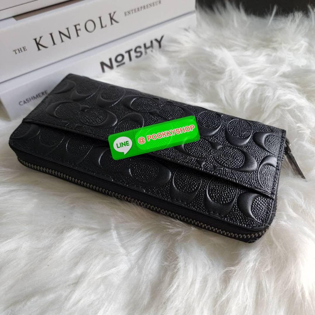 COACH ACCORDION WALLET IN SIGNATURE LEATHER (COACH F58113 ) กระเป๋าสตางค์ลาย C นูน แบบซิปรอบ เหมาะสำหรับคนที่ชอบกระเป๋าสตางค์แบบใบยาว วัสดุหนังแท้ เปิดปิดด้วยซิปรอบ ใส่บัตรเครดิตได้ 12 ใบมีช่องซิปตรงกลางใส่เหรียญ สามารถใส่โทรศัพท์มือถือได้