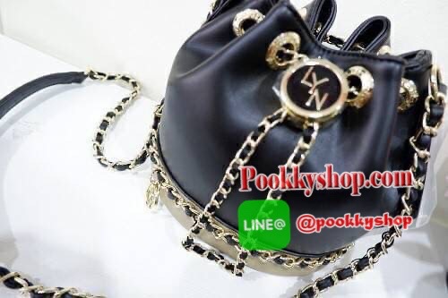 lyn จีบรุ่นใหม่คือสวยงามมาก หนังนิ่มคือดีงามมากจ้า ทรงก้อสวยน่ารักเว่อๆ ช่องด้านในมีช่องซิป และช่องใส่ของ สายยาวเป็นหนังคล้องโซ่ เข้าครบ 3 สีดีงาม