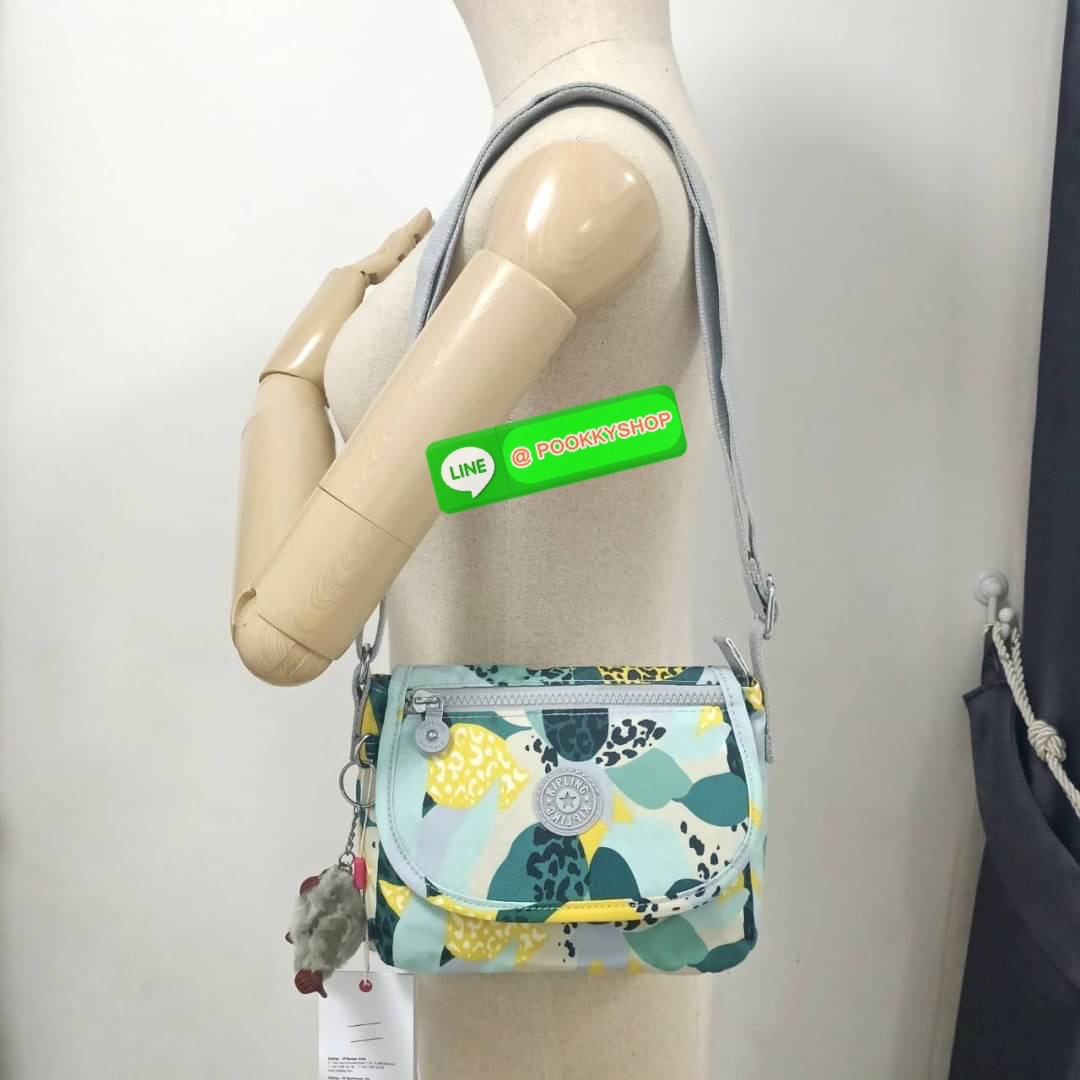 KIPLING SABIAN CROSSBODY MINI BAG กระเป๋าสะพายข้าง วัสดุ Nylon & Polyester 100% ขนาดเล็กกำลังน่ารัก เปิด-ปิดด้วยฝาปิดกระดุมแม่เหล็กและซิปแบรนด์ ด้านในทีแท็กแบรนด์