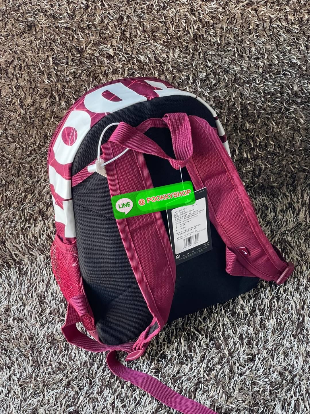 💕NIKE Brasilia Just Do It เตรียมพร้อมก่อนออกเดินทางด้วยกระเป๋าเป้สะพายหลังจาก NIKE รุ่น Brasilia Just Do It ด้วยภายในที่กว้างขวางสำหรับจัดเก็บสัมภาระที่หลากหลายไม่ว่าจะเป็นสมุดหนังสือ ดินสอหรือเครื่องเขียนสำหรับไปโรงเรียนหรือใส่ขวดน้ำเตรียมพร้อมเด