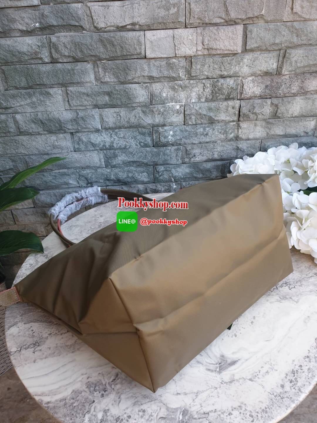 Longchamp Le Pliage Club Tote Bag Size L หูยาว วัสดุเนื้อผ้า Nylon Canvas เคลือบกันนำ้ ตัดด้วยหนังแท้ที่มีน้ำหนักเบา ดีไซน์เรียบง่ายแต่เต็มไปด้วยความคลาสสิก จนเป็นที่ชื่นชอบไปทั่วโลก Longchamp ปรับโฉม LE PLIAGE ด้วยการปักลายรูปม้า-ตราสัญลักษณ์ของแบรนด์บนผ