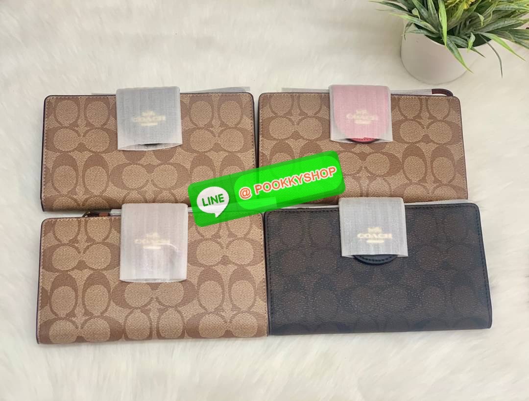 COACH TECH WALLET IN COLORBLOCK SIGNATURE ((C2874)) ✔️กระเป๋าเงินใบยาว หนังแท้ พร้อมสายคล้องมือในตัวค่ะ ✔️เปิดปิดด้านหน้าแบบฝากระดุม ภายในมีช่องใส่ธนบัตร2ช่อง ;สามารถใส่มือถือ iphone 10 xs max ได้เลยค่ะ ✔️มีช่องเสียบธนบัตร7ช่อง;พร้อมช