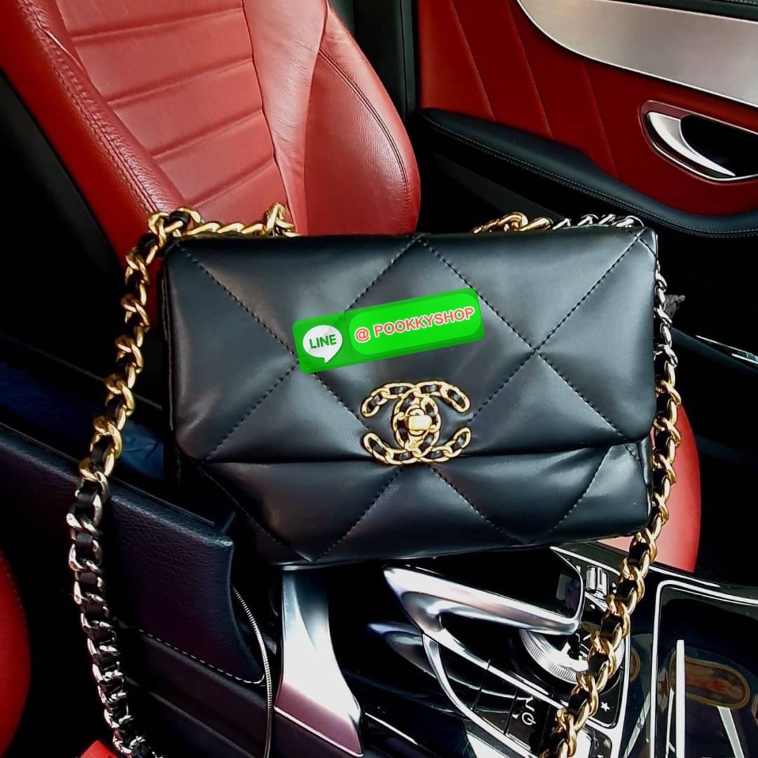 ต้อนรับเทศกาลแห่งความสุข กับกระเป๋างานกิฟท์ CHANEL VIP GIFT CROSSBODY BAG ทรงหรู หนังพียูพรีเมี่ยมหนังนิ่ม อะไหล่ทองวินเทจผสมเงิน มีหนังรองบ่า สวยหรูมากเปิดปิดด้วยตัวหมุน ด้านในบุผ้าสีแดงใส่กระเป๋าสตางค์ได้ถึงใบยาว มือถือได้ทุกรุ่น พร้อมช่องซิปให้อีกหนึ่ง