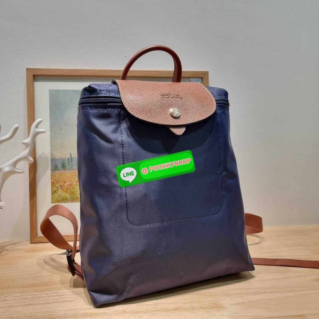 Longchamp le pliage original backpack 🔆 Details สวยคลาสสิคต้องไม่พลาด กับกระเป๋าสะพายทรงเป้ ขนาดกำลังดี น้ำหนักเบา ดีไซน์เรียบง่าย แต่ดูแพง ปากกระเป๋าออกแบบให้มีฝาปิดและซิปแน่นหนา สายสะพายสามารถปรับใช้ตามชอบ ภายในโล่งกว้าง จุของได้สบายๆ พกพาไปไหนก