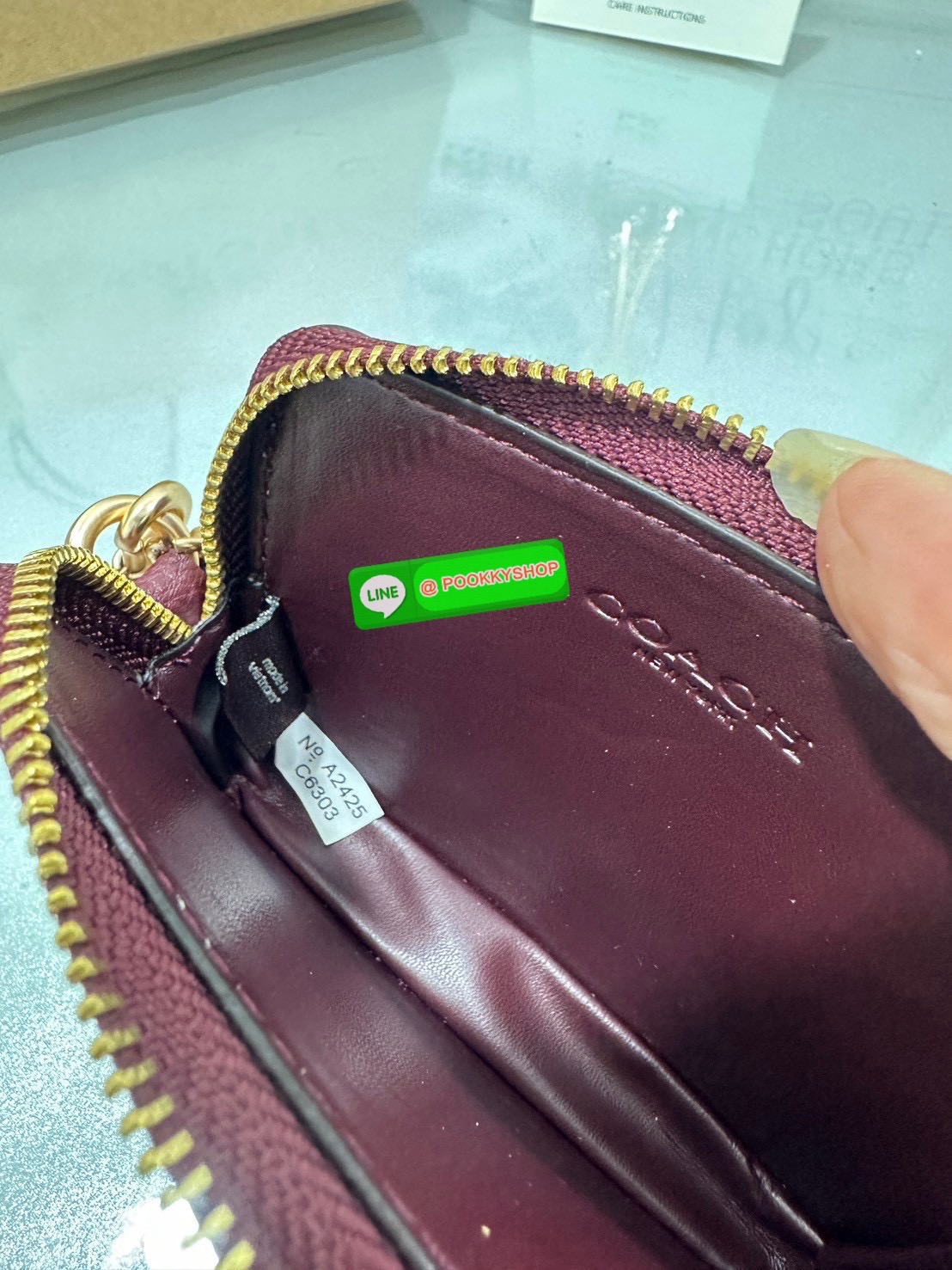 💗Coach C0058 Zip Card Case In Signature Canvas💗 กระเป๋าใบนี้นอกจากช่องใส่บัตรแล้ว ด้านหลังยังมีช่องสำหรับใส่ธนบัตรหรือเหรียญสามารถเปิดปิดได้ด้วยซิป เพิ่มลูกเล่นเป็นสายโซ่คล้องมือ หรือคล้องกับกระเป๋าก็ได้เช่นกัน ขนาดกะทัดรัด พกพาสะดวก การดู