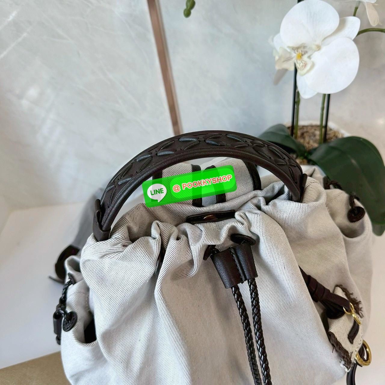 Songmont Series Backpack Female Small Capacity Songmont Drawstring Backpack กระเป๋าเป้สายรูดทรงชิคที่กำลังเป็นกระแสฮิตสุด ๆ เพราะดีไซน์เรียบเก๋ ใช้งานง่าย และแมทช์ได้หลายสไตล์ ดีไซน์ unisex ใช้ได้ทั้งผู้หญิงและผู้ชาย ดีไซน์: ทรงถุงสายรูด (Drawstring) ดูมิ