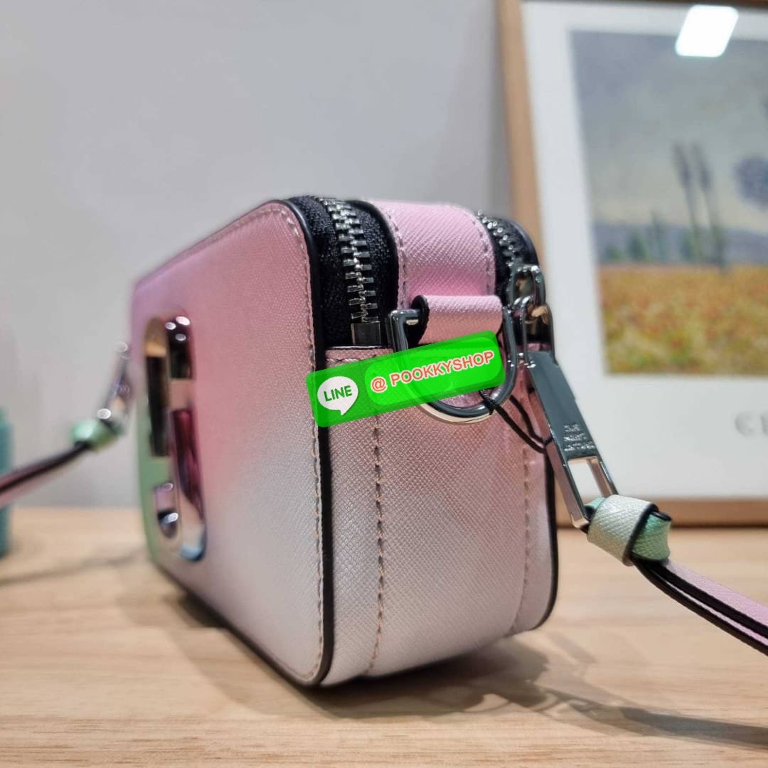 MARC JACOBS THE SNAPSHOT AIRBRUSH BAG สายหวานต้องมีแล้ว! ไอเท็มยอดฮิตที่โดดเด่นเป็นเอกลักษณ์ กับกระเป๋าสะพายข้างสุดปัง ลวดลายเพ้นท์สไตล์แอร์บรัช สวยละมุน เรียกได้ว่าไม่ซ้ำใคร!! วัสดุหนังวัว สวยอยู่ทรง เปิด-ปิดกระเป๋าด้วยซิป มีซิปหลัก 2 ช่อง แบ่งสัดส่วนไว้