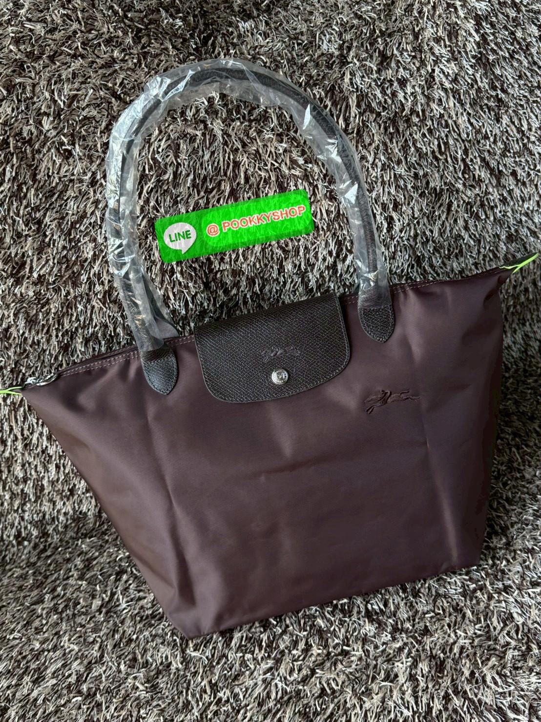 💕LONGCHAMP LE PLIAGE GREEN Shoulder bag L กระเป๋าโท้ทใบนี้ดึงดูดใจคุณด้วยรูปทรงมินิมอลและปริมาตรที่เพียงพอซึ่งสามารถเก็บเอกสารหรือแล็ปท็อปทั้งหมดของคุณได้อย่างง่ายดาย ด้ามยาวช่วยให้คุณสวมใส่ได้อย่างสบายบนไหล่ ขณะที่การปิดด้วยซิปช่วยให้มั่นใจได้ว่า