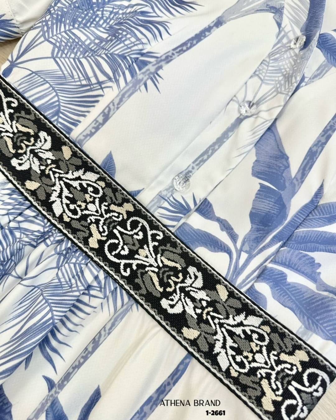 เดรสยาวพิมพ์ลวดลายสุดเกร๋ แขนพองๆทรงตุ๊กตามีกระดุมติด หน้าอกเสริมฟองน้ำเบาๆ จัดทรงให้สวย มีกิมมิคด้านหน้าแต่งกระดุมกระจุกกระจิกน่ารักสามารถแกะใช้งานได้จริง ช่วงเอวแต่งแถบเป็นงานปัก สวมใส่แบบซิปด้านข้าง ตัวเดรสมีลูกเล่นระบายๆ ใช้ผ้าเยอะมากๆค่า เนื้อผ้าดีมี