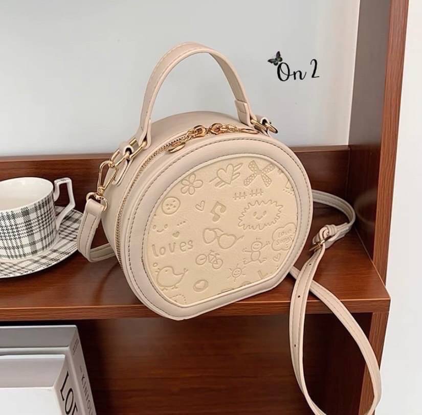 กระเป๋าแฟชั่นทรงกลม สไตล์มินิมอล งานซิปหนังpu อะไหล่ทอง สายสะพายยาวแบบ Cross body ปรับระดับได้ ทรงสวยงานน่ารักมากค่ะ