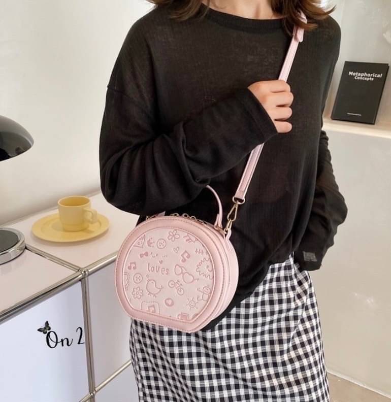 กระเป๋าแฟชั่นทรงกลม สไตล์มินิมอล งานซิปหนังpu อะไหล่ทอง สายสะพายยาวแบบ Cross body ปรับระดับได้ ทรงสวยงานน่ารักมากค่ะ