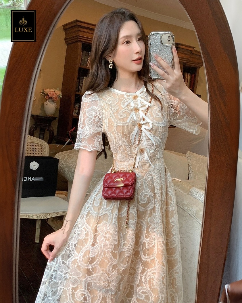 เดรสแฟชั่น เดรสเสื้อคอกลมแขนสั้น กระโปรงจับจีบทรงเอ เสื้อแต่งด้วยริบบิ้นและดอกไม้ลูกปัดสีทอง