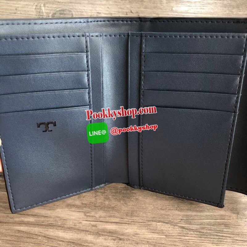 TORY BRUCH ROBINSON MEDIUM WALLET เปิด - ปิดกระเป๋าด้วยกระดุม ด้านในมีช่องใส่บัตรหลายช่อง ช่องใส่ธนบัตร และช่องใส่เหรียญค่ะ อุปกรณ์ : มาพร้อมถุงกระดาษแบรนด์ +กล่องแบรนด์
