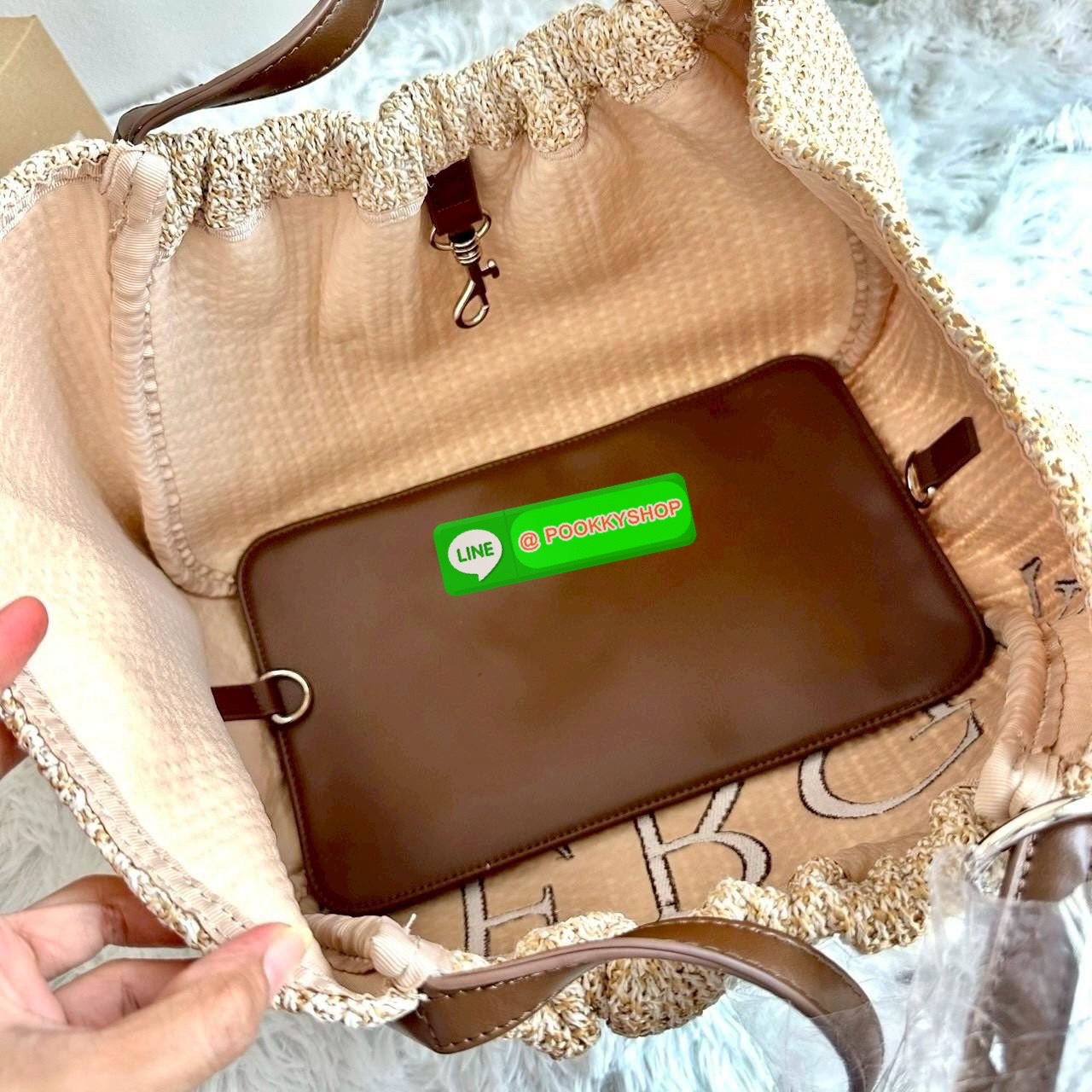 Merge A Day Bag SAND DUNE กระเป๋าทรงโท้ท พกไปทะเลก็ปัง ใช้ในเมืองก็สวยเกินต้านสานแน่น ทน แข็งแรง ไม่บอบบาง สามารถปรับได้สองรูปทรงด้านนายมีกระเป๋าหูรูดสามารถถอดออกได้ คุมโทนคาเฟ่-ทะเล สะพายถ่ายรูปมุมไหนก็เริ่ด ด้านในกว้าง จุเยอะ ใส่ของเที่ยววันหยุดสบาย ๆ