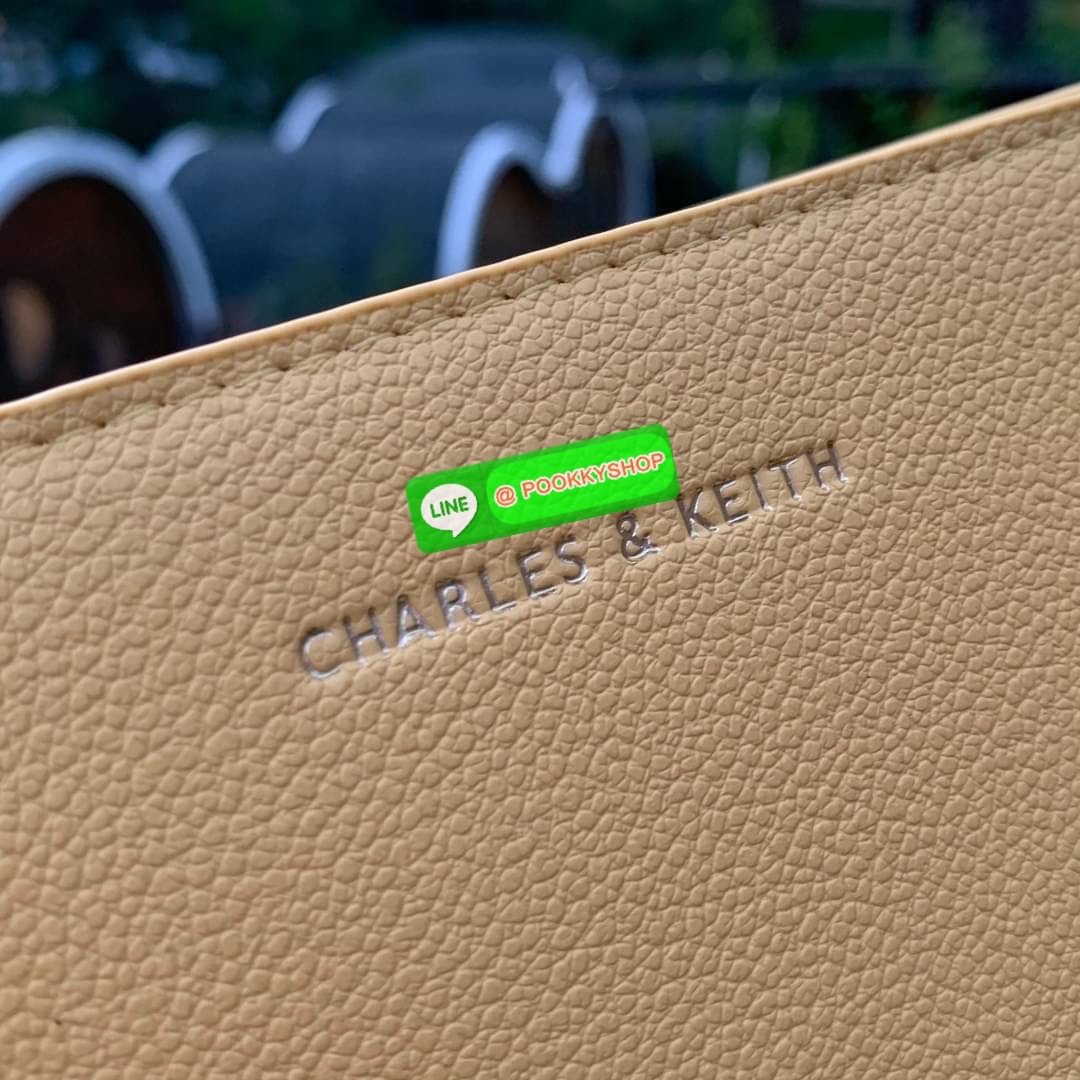 Charles & Keith Classic Zip Around Wallet กระเป๋าาสตางค์ใบยาว ซิปรอบ ด้านในมีช่องใส่บัตรหลายช่อง มีช่องใส่ธนบัตร และช่องซิปใส่เหรียญค่ะ มาพร้อมสายคล้องข้อมือ ตกแต่งด้วยหมุด