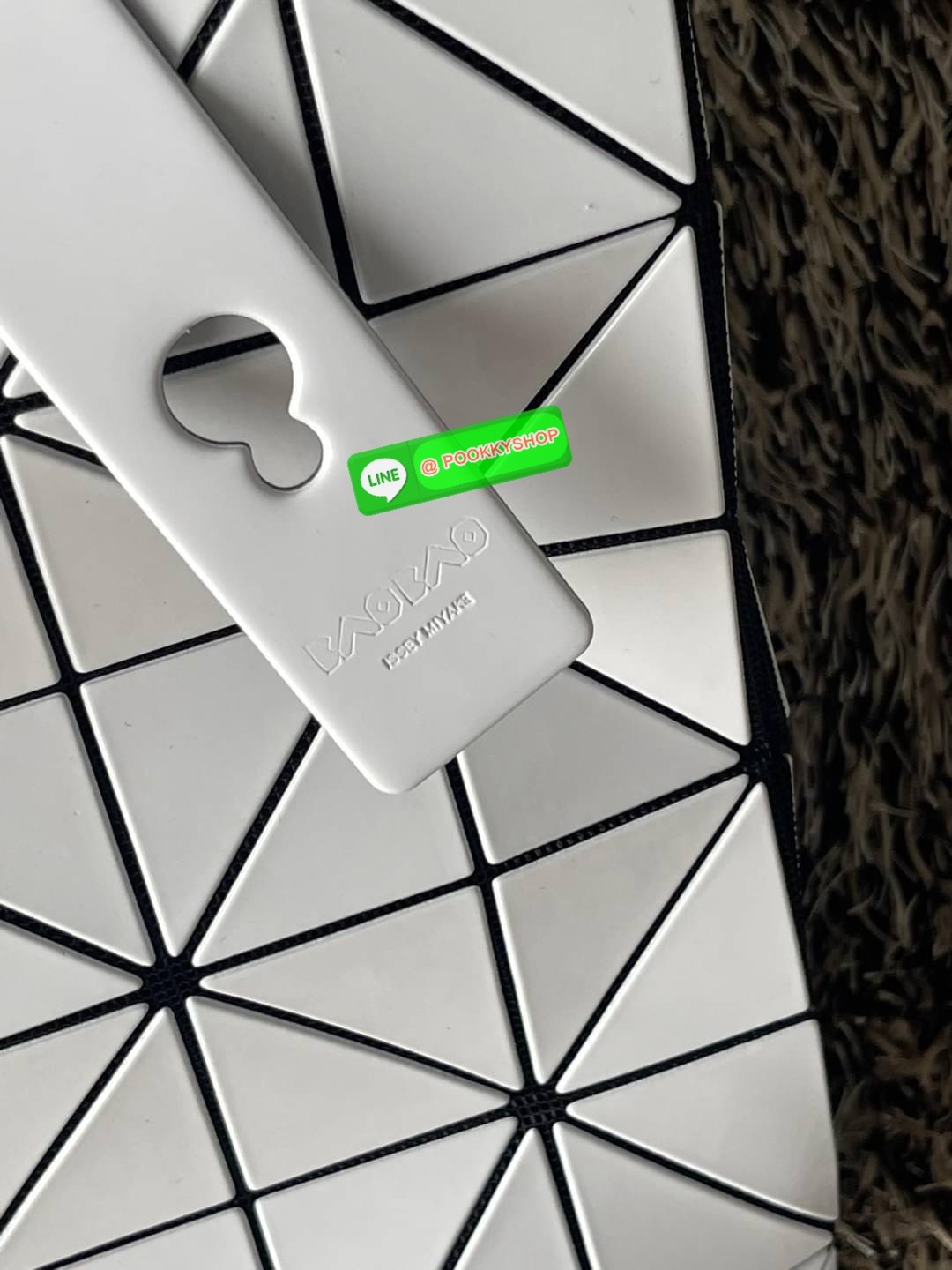 💕 Bao Bao Issey Miyake ROCK MATTE ซีรีส์นี้จะเป็นทรงสี่เหลี่ยมผืนผ้า มีซิปปิดด้านบน ถือเป็นรุ่นที่เหมาะกับการใช้งานในชีวิตประจำวัน สามารถพับมุมและบริเวณด้านล่างของกระเป๋าเพื่อเพิ่มความสะดวกสบายในการใช้งาน ทั้งยังช่วยให้วางกระเป๋าในแนวตั้งได้อีกด้ว