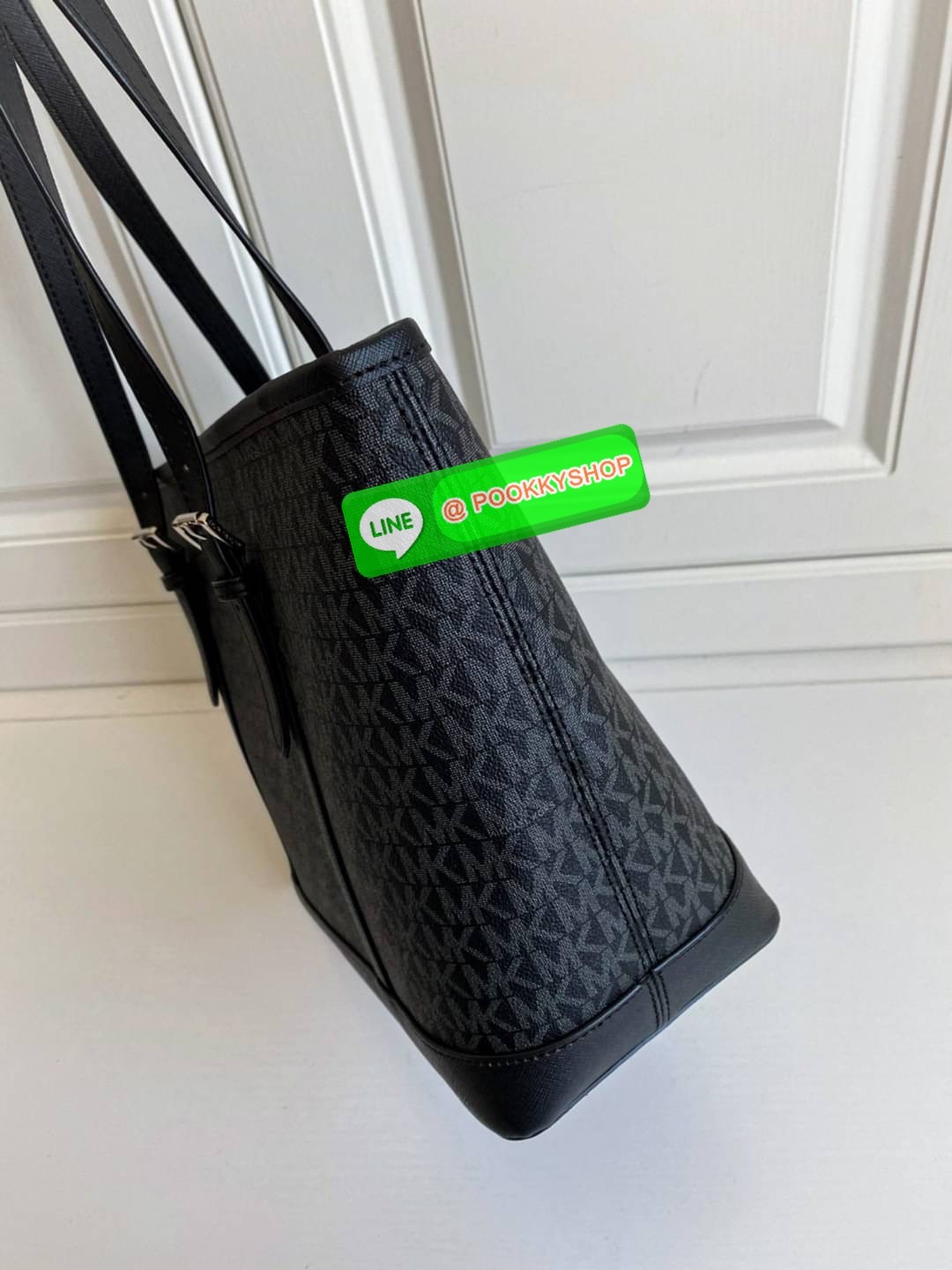 NEW ARRIVALS !! MICHEAL KORS TOTE BAG ของแท้ กระเป๋าสะพายทรง SHOPPING BAG หนัง PVC สวยหรูอยู่ทรง ด้านหน้าประดับโลโก้สีทองสวยหรูพร้อมห้อยพวงกุญแจ MK ภายในปิดเปิดด้วยซิปยาว มีช่องซิปและช่องเล็ก ซับในอย่างดีสกรีน กว้างและจุของได้เยอะมากค่ะ ใส่ ipad กระเป๋าสต