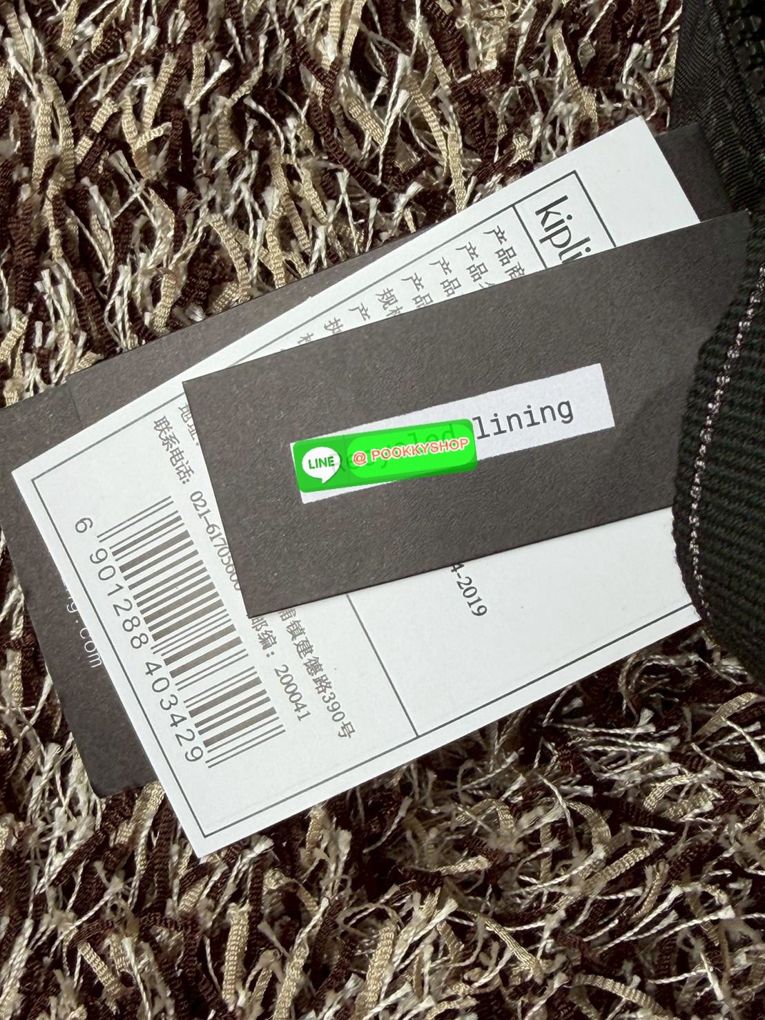 💕 Kipling X Harry porter crossbody bag ท่องโลกเวทมนตร์ไปกับไอเทมกระเป๋าของ Kipling กับคอลเลคชั่นใหม่ Kipling x Harry Potter ไอเทมเวทมนตร์และลวดลายที่เป็นเอกลักษณ์เฉพาะตัว คอลเลกชั่นนี้โดดเด่นด้วยผ้าไนลอนเอกลักษณ์ของ Kipling สีดำ Magical Black ที่อ