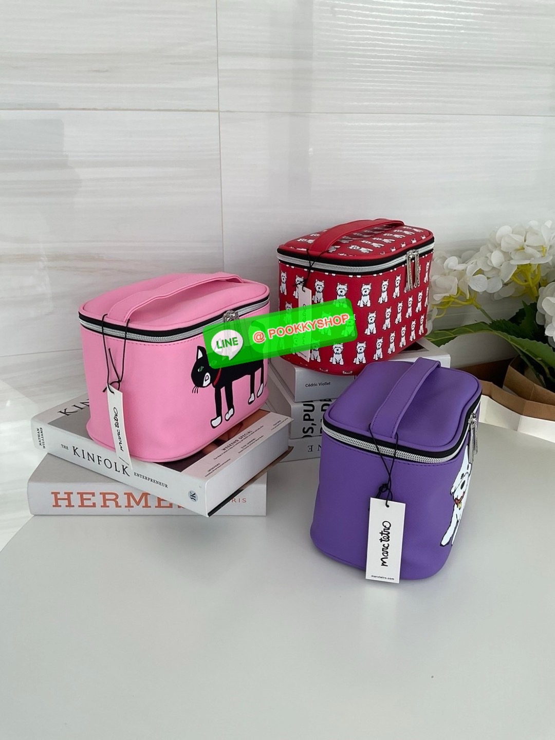 🚚 พร้อมส่ง 🚚 Marc Tetro Large Make Up Tote /Travel สินค้าแบรนด์แท้100% พร้อมแท็ก!! แบรนด์ดังจากอเมริกา รุ่นขายดีในประเทศญี่ปุ่น กระเป๋าเครื่องสําอาง แบบมือถือ ลาย แมว / สุนัข มีให้เลือก 3 ลาย วัสดุหนัง pvc หนังเทียม น้ำหนักเบา ปิด/เปิด ด้ว