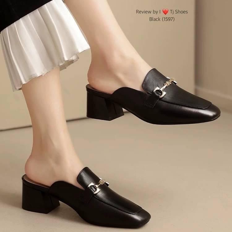 พร้อมส่งรุ่นนี้เก๋มาก ขายดีมากบอกเลยจ้า รองเท้านำเข้า หนังนิ่มมากๆ สวมใส่ง่ายใส่สบาย จับแมทกับชุดง่าย ใส่แล้วดูดีดูเกร๋มากๆ แถมใส่ได้ตลอด ไม่มีเอ้าท์ ของจริงงานดี สวยตรงปกแน่นอน เพราะทางร้านถ่ายรูปจากสินค้าจริง สวยเป๊ะมาก ควรมีไว้เป็นคู่โปรด เป็นรุ่นที่ทา