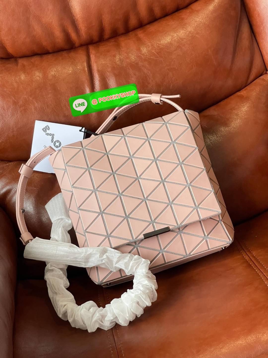 💕Baobao Issey Miyake Off-White Flap Messenger Bag(Large) สำหรับใครที่ต้องการใช้งานแบบเน้นการเคลื่อนไหวที่คล่องตัว แนะนำรุ่นนี้เลยคะ มาพร้อมแผ่นรูปทรงสามเหลี่ยมอันโดดเด่นแฝงไปด้วยความทันสมัยบ่งบอกถึงความเป็นเอกลักษณ์ของแบรนด์ได้เป็นอย่างดี ซึ่งสายส