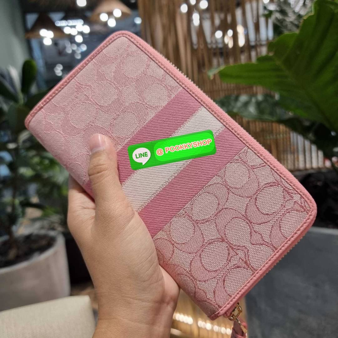 COACH C9073 DEMPSEY LARGE PHONE WALLET IN SIGNATURE JACQUARD WITH STRIPE AND COACH PATCH พร้อมเสิร์ฟความเลิศหรู กับคอลใหม่ล่าสุด กระเป๋าสตางค์ใบยาวกึ่งคล้องมือ สีสุดละมุน ถือใช้คือขับผิวสุด!! วัสดุผ้า jacquard สลับหนัง pepble มาพร้อมสายคล้องมือในตัว กันหล