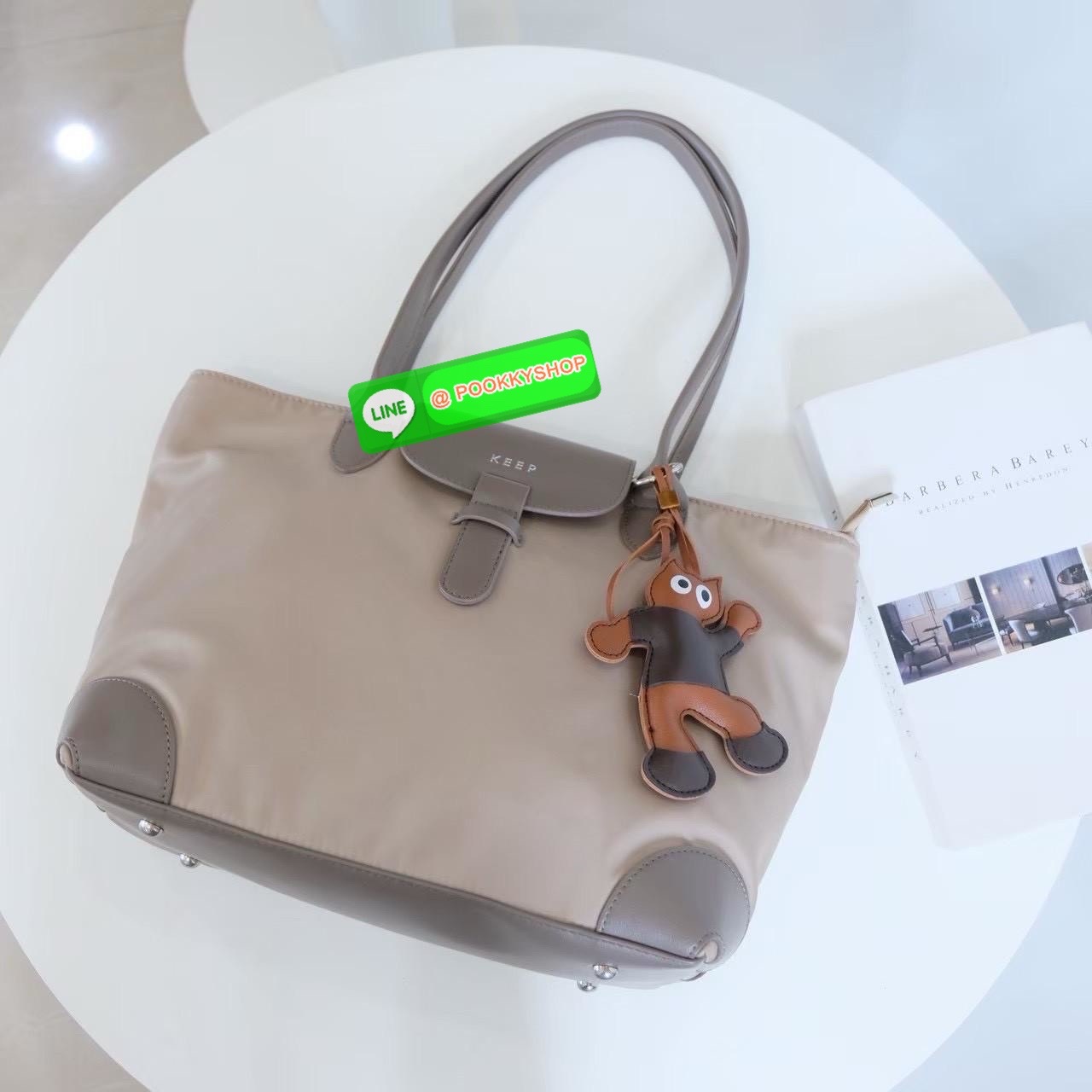 👜 KEEP รุ่น Champagne Everyday Bag ยอดฮิตที่ตอบโจทย์ทั้งสไตล์และฟังก์ชัน ✨ ฟังก์ชันที่ใช่ • ผลิตจาก ผ้าไนลอนนาโนกันน้ำ เอกสิทธิ์เฉพาะ KEEP • น้ำหนักเบาพิเศษ พกง่าย ใช้สะดวกทุกวัน • ปากกระเป๋ามี ซิปปิดแน่นหนา ของไม่ตกหล่นง่าย