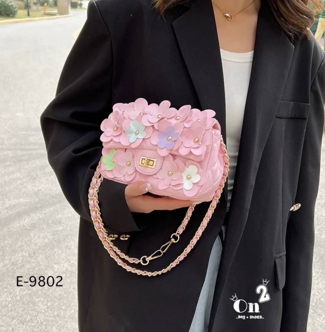 กระเป๋าสะพายชาแนล ทรงคลาสสิคเปิดหน้า แต่งดอกไม้รอบใบเพิ่มความ cute ไปอีก สายสะพายยาวครอสบอดี้ได้ค่ะ พร้อมส่ง 6 สีค่ะ
