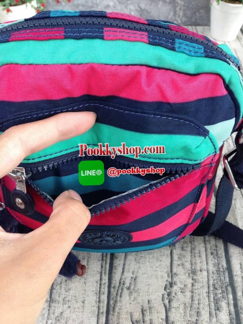KIPLING Basic Ewo July Bag K20268-21M กระเป๋าสะพายไนล่อนกันน้ำตามแบบฉบับแบรนด์ น้ำหนักเบา สะพายแบบ crossbody และ shoulder bag เปิดปิดด้วยซิป มีช่องด้านหน้า ช่อง หญ้ และช่องด้านหลัง ด้านในบุผ้าแบรนด์ มีตะขอสำหรับเกี่ยวกระเป๋าสตางค์ และ มีช่องซิปด้านในอีก 1