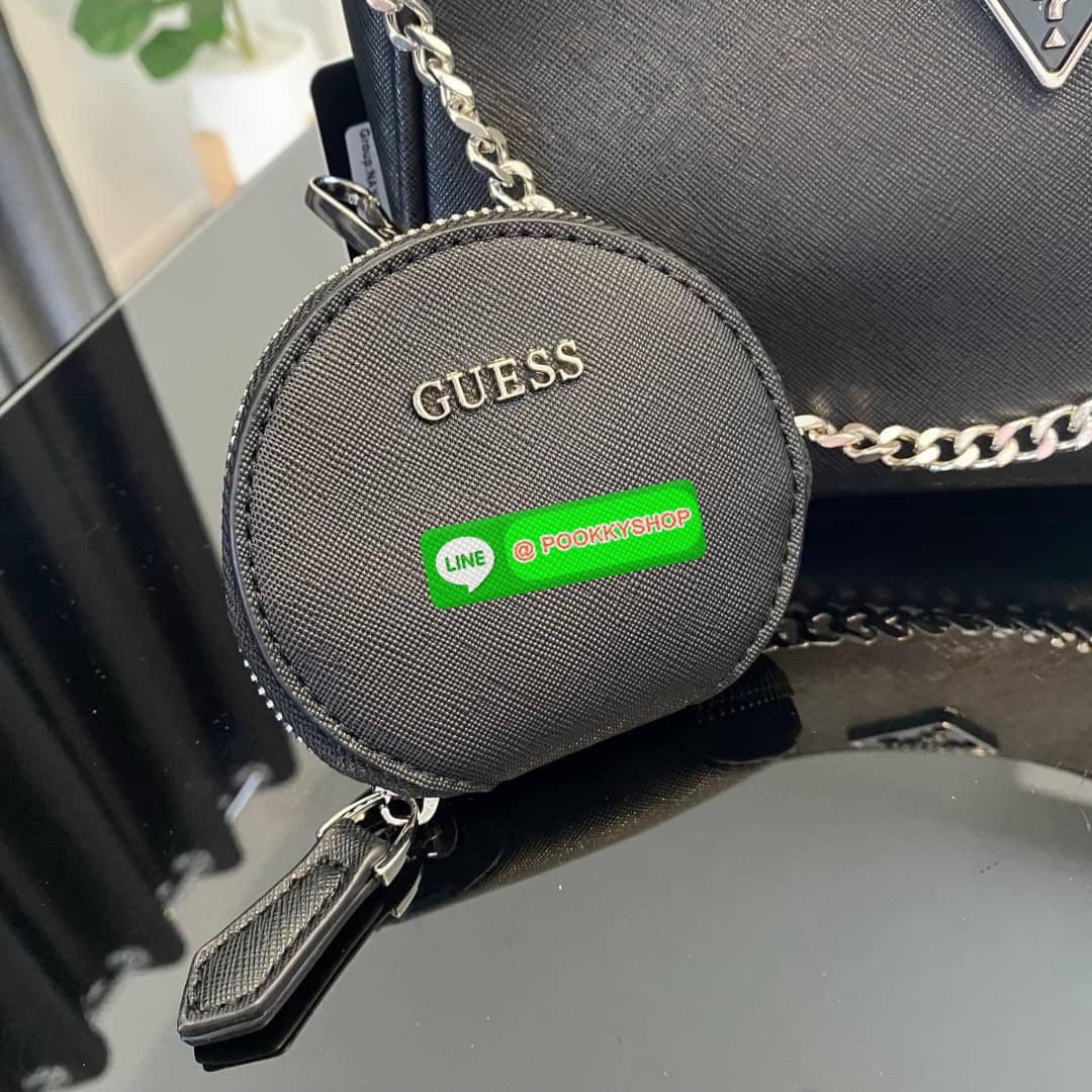 รุ่นใหม่ล่าสุด GUESS SHOULDER BAG ซื้อ1ได้ถึง2ไอเท็ม กระเป๋าพอชรูปทรงสวย เปิด-ปิดด้วยซิปด้านในโล่งกว้างมีช่องซิปใส่ของจุกจิก เพิ่มความน่ารักด้วย กระเป๋าใส่เหรียญใบเล็กทรงกลม เฝสามารถถอดใช้แยกได้ มาพร้อมสายโซ่สะพายไหล่ และสายสะพายยาวสามารถปรับระดับได้ฟรีไซ