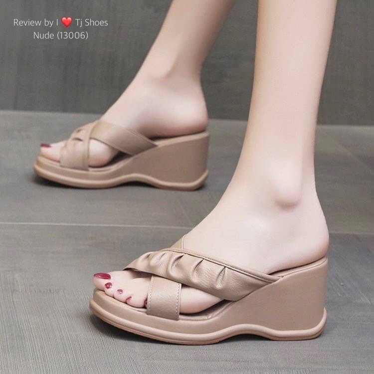 !! พร้อมส่งรองเท้าส้นเตารีดนำเข้าสวยเก๋ขายดีมากๆ !!! - หนังรุ่นนี้นิ่มมากใส่ดีมาก น้ำหนักเบา - มีรูระบายอากาศ ใส่แล้วเท้าไม่อับ - ทรงสวย สวมใส่ง่าย ใส่ได้ตลอดไม่ตกเทรนด์ - จับแมทกับชุดง่าย ใส่แล้วดูเกร๋ดูน่ารักมากๆ